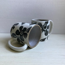 Load image into Gallery viewer, mug : b&amp;w floral